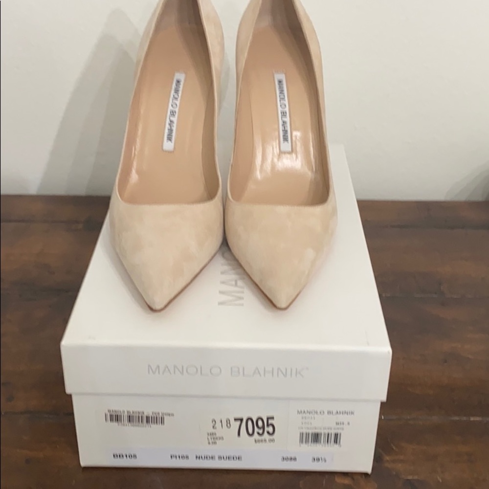 New Manolo Blahnik Tan suede Pumps